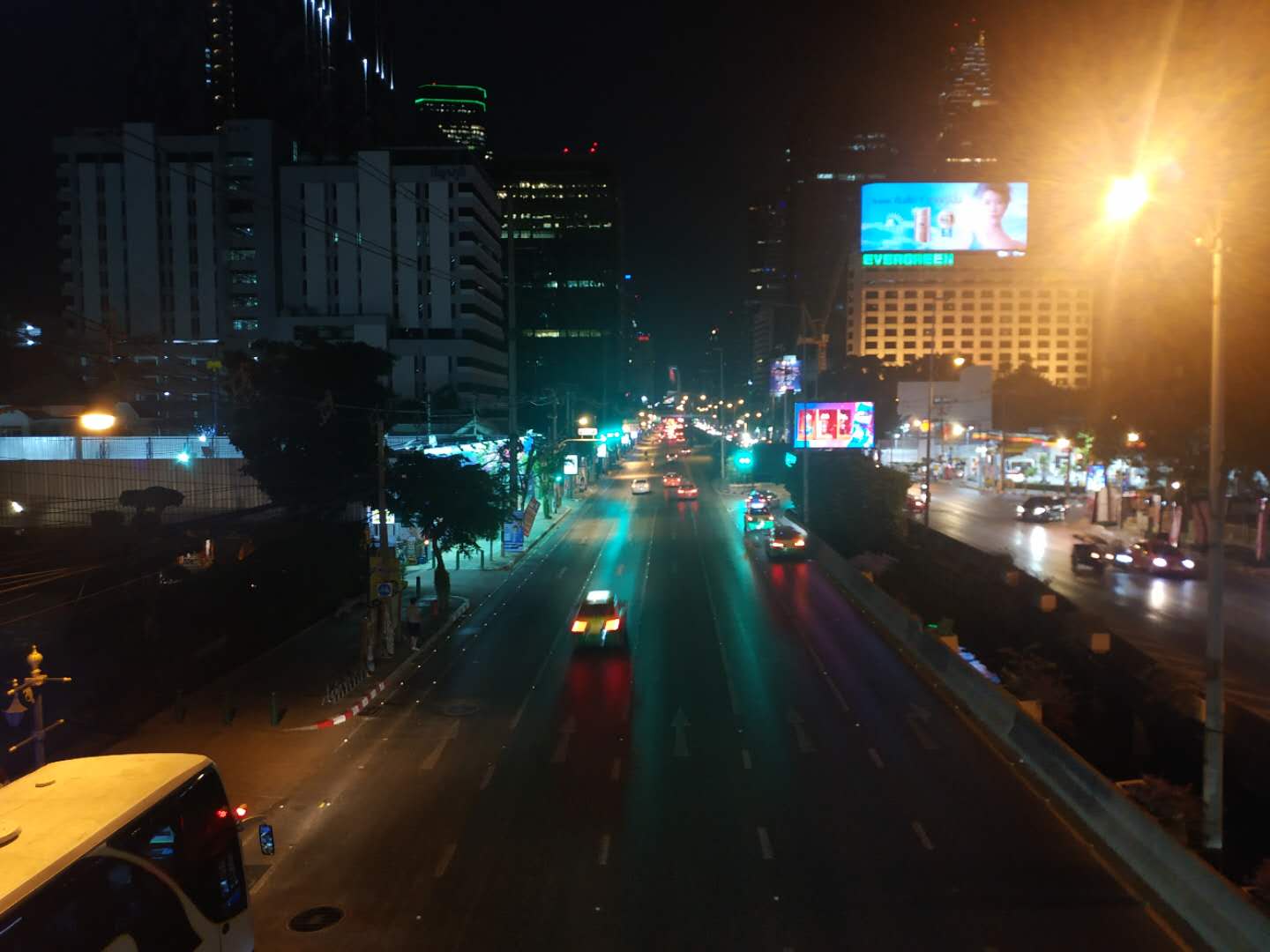 曼谷晚上的马路